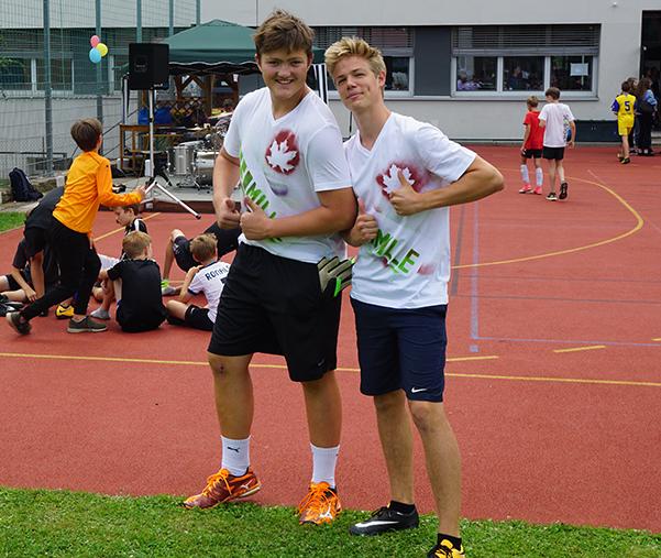 2 fröhliche Schüler repräsentieren ein gutes Schulklima